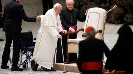 Papst Franziskus während einer seiner wöchentlichen Generalaudienzen: Er ist sichtbar gesundheitlich angeschlagen.