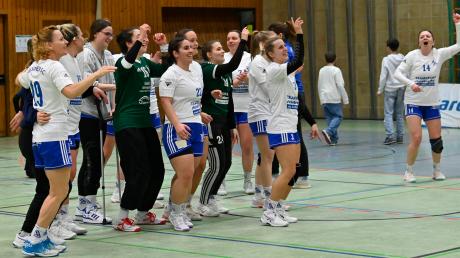 Applaus gab es von den zahlreichen mitgereisten Fans für die Handballerinnen des Kissinger SC nach dem Sieg im Spitzenspiel. 
