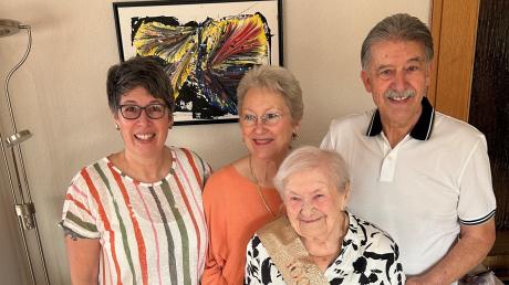 Erika Belardi (vorne) hat ihren 100. Geburtstag gefeiert.  Unser Bild zeigt sie mit Enkelin Manuela Liebl (hinten von links), Schwiegertochter Haydee Belardi und Sohn Giacomo. 