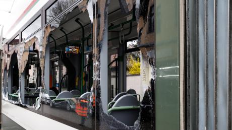 Am Klausenberg in Göggingen gingen bei einem Unfall mehrere Fenster der Straßenbahn kaputt. Verletzt wurde dabei niemand.