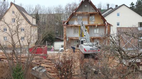 Filigran wirkt der Stockwerkaufbau – hier Haus Frühlingstraße 19 vor dem vollständigen Abriss.