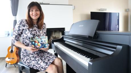 Klavier und Gitarre gehören für Natalie Sahakyan genauso zum kreativen Prozess wie das Schreiben. Ihr erstes selbst verfasstes Kinderbuch ist Anfang März erschienen.