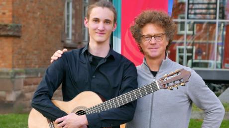 Anton Bareis hat beim Landeswettbewerb Jugend musiziert einen 1. Preis mit Weiterleitung zum Bundeswettbewerb erspielt. Zum Finale nach Lübeck wird ihn auch wieder sein Gitarrenlehrer Hannes Mühlfriedel begleiten.