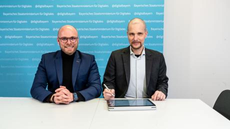 Wollen KI in der bayerischen Verwaltung etablieren: Bayerns Digitalminister Fabian Mehring (links) und Jonas Andrulis vom KI-Spezialisten Aleph Alpha. 