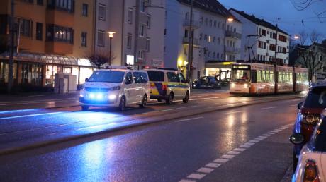 Ein tödlicher Unfall hat sich am Montag in der Friedberger Straße in Hochzoll ereignet. Ein E-Roller-Fahrer hatte offenbar eine Straßenbahn übersehen.