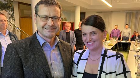 Simone Bschorer ist nach einer turbulenten Wahl neue Dritte Bürgermeisterin in Höchstädt. Bürgermeister Stephan Karg (CSU) vereidigte die FW-Stadträtin im Amt. 