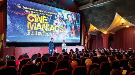 Cine-Maniacs-Filmfestival Kai Erfurt (rechts) und Thomas Zeug (links) begrüßten die Besucherinnen und Besucher des ausverkauften 28. Cine-Maniacs- Filmfestivals.