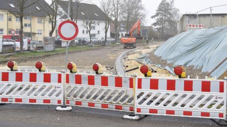 Ende Dezember sollte die Lutzinger Straße in Höchstädt wieder befahrbar sein. Weil die wichtige Verbindung in Richtung Norden immer noch gesperrt ist, gab es im Höchstädter Stadtrat  heftige Kritik am Staatlichen Bauamt in Krumbach. 