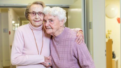 Maria Herbst (links) und Hildegard Rüb vor wenigen Tagen bei ihrem Wiedersehen in einem Seniorenheim in Würzburg.  