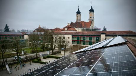 Ein Anfang: Beim Kloster Roggenburg läuft sei Kurzem eine Fotovoltaikanlage, Bürgergenossenschaften sehen im Kreis Neu-Ulm und Ulm aber weit mehr Potenzial für erneuerbare Energie. 