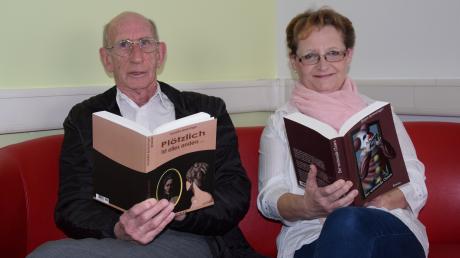 Jürgen und Veronika Sprenzinger lesen jeweils in dem Roman, den der Ehepartner geschrieben hat.