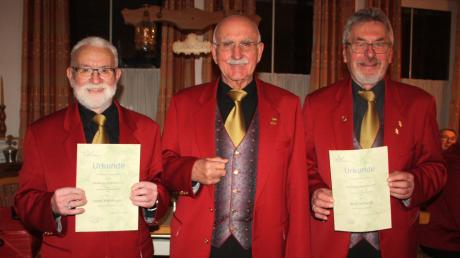 Der Vorsitzende Reinhard Liepert (Mitte) ehrte Josef Wehringer (links) und Arno Schwab für 40 und 50 Jahre Mitgliedschaft in der Liedertafel.