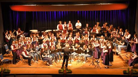 Konzert Schwabmünchen
Das Jugendblasorchester und das Hauptorchester gemeinsam auf der Schwabmünchner Bühne.
