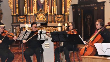Das Ensemble "Fleur musicale" bei seiner Passionsmusik in Wemding. Die Instrumentalisten und Rita Ortler (Sopran) widmeten sich dem Leid der Gottesmutter beim Anblick ihres gekreuzigten Sohnes.