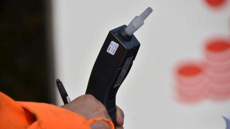 Eine 33-jährige E-Scooter-Fahrerin hat am Dienstag in Burghagel einen Unfall verursacht. Laut Polizei hatte sie mehr als 1,9 Promille Alkohol im Blut. 