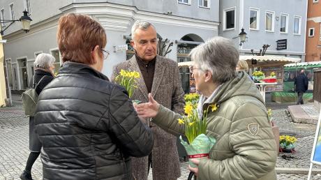 Günzburgs Oberbürgermeister Gerhard Jauernig verteilte auf dem Marktplatz Osterglocken und sprach mit den Menschen über die Landesgartenschau 2029.