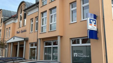 Während die VR-Bank-Filiale in Pöttmes umgebaut wird, nutzt sie die Räume der ehemaligen Marktapotheke.