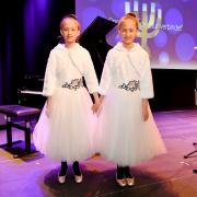 Beim Landeswettbewerb Jugend musiziert in Kempten waren auch die Schwestern Franziska und Melanie Überreiter aus Landsberg dabei. Das Foto zeigt die beiden bei einem Auftritt in München. 
