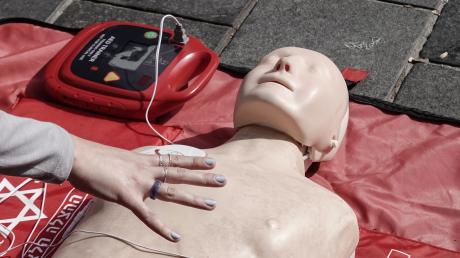 Defibrillatoren können im Notfall Leben retten. In Weißenhorn werden nun neun neue Geräte installiert.