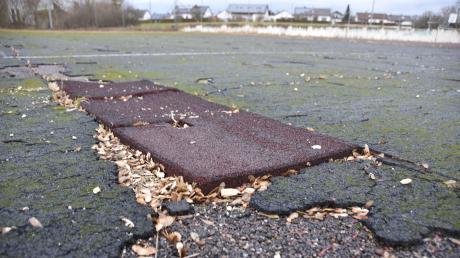 Völlig kaputt ist nicht nur der Bodenbelag des Allwetterplatzes auf dem Kaisheimer Sportgelände.