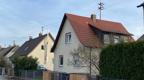 In der Adelbertstraße in Gersthofen, wo bisher vorwiegend Einfamilienhäuser stehen, hat nach langen Diskussionen der Bau eines Dreifamilienhauses grünes Licht bekommen.