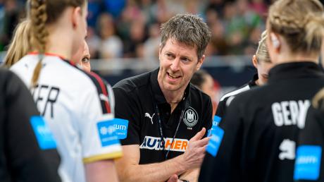Bundestrainer Markus Gaugisch spielt mit den deutschen Handballerinnen Mitte April in Neu-Ulm um ein Ticket für die Olympischen Spiele 2024 in Paris.