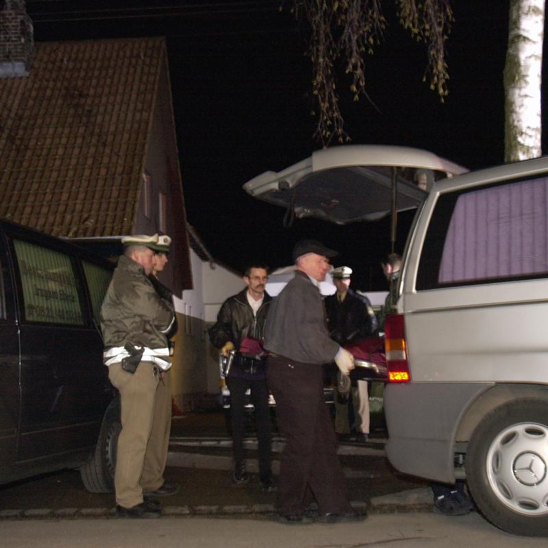 Mehrfachmord im Bärenkeller
Familiendrama / Mord im Bärenkeller / am Tatort, Hirschstrasse, am späten Abend wurden die Särge abtransportiert.
