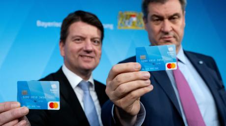 Innenstaatssekretär Sandro Kirchner und Markus Söder (beide CSU), mit der Bezahlkarte.