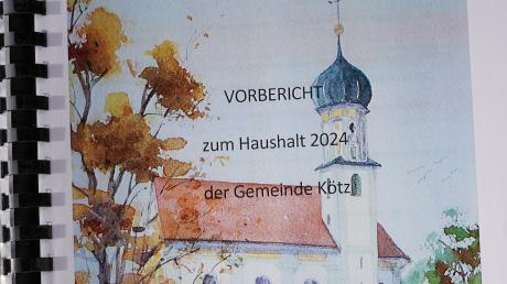 Das Deckblatt des Haushalts 2024 der Gemeinde Kötz ziert ein Bild der Kleinkötzer Kirche, gemalt von der Kötzer Künstlerin Christina Schneider. Als Künstlerin der Einnahmen und Ausgaben bewies sich auf den folgenden Blättern Kämmerin Silvia Quenzer. 