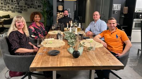 Die Teilnehmer bei der Vox-Kochshow "Das perfekte Dinner" in und um Augsburg: von links Sigrid, Yvette aus Aindling, Mario sowie Sieger Simon und Thorsten.