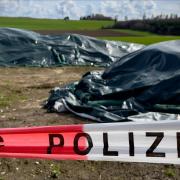Der Misthaufen in Meßhofen ist mit Flatterband der Polizei abgesperrt und vom Veterinäramt abgecekt worden.