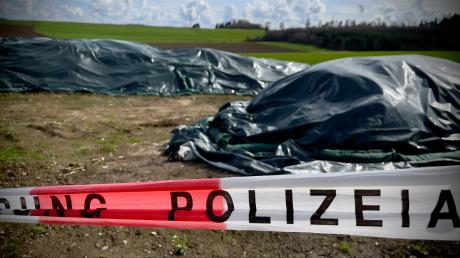 Der Misthaufen in Meßhofen ist mit Flatterband der Polizei abgesperrt und vom Veterinäramt abgecekt worden.