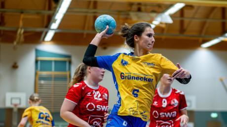 Die Handballerinnen des TSV Schwabmünchen müssen in Regensburg ran. Am Ball Selina Scholz.