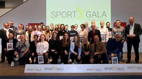 Ehre, wem Ehre gebührt. Mit der höchsten Stufe in Gold wurden diese Sportlerinnen und Sportler bei der Sport Gala des Landkreises Augsburg ausgezeichnet.