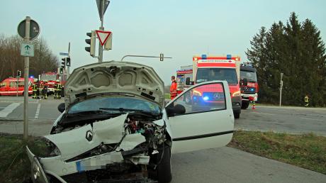 Ein Renault Twingo wurde stark beschädigt, die Fahrerin kam ins Krankenhaus.