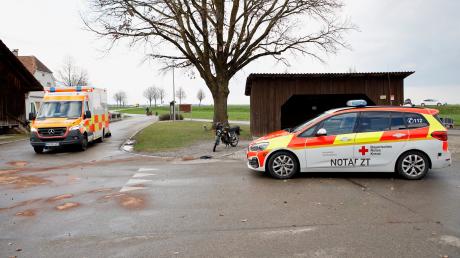 An dieser Kreuzung in einem Wohngebiet in Weinried hat es einen schweren Unfall gegeben.