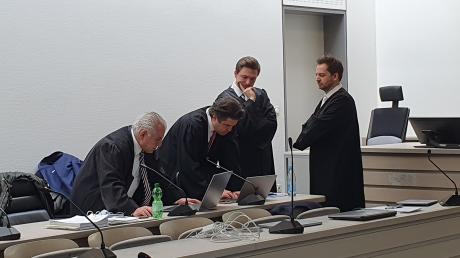 Tag 17 im Doppelgängerinnen-Mordprozess am Landgericht Ingolstadt: das Anwalt-Team um Schahraban K.