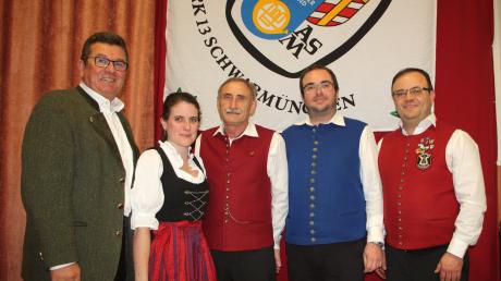 Michael Egger (Zweiter von rechts) wird ASM-Bezirksvorsitzender für Herbert Klotz (Mitte). Franziska Beyerlein (Zweite von links) folgt als Bezirksdirigentin auf Andreas Rest (re.)