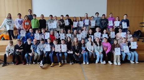 Zahlreiche Schülerinnen und Schüler des Krumbacher Simpert-Kraemer-Gymnasiums beteiligten sich am Wettbewerb "Experimente antworten".