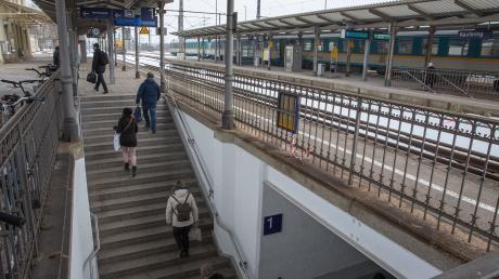 Nicht nur für Rollstuhlfahrer stellen die Treppen am Kauferinger Bahnhof ein Hindernis dar. Schon lange ist ein barrierefreier Ausbau des Bahnhofs geplant.