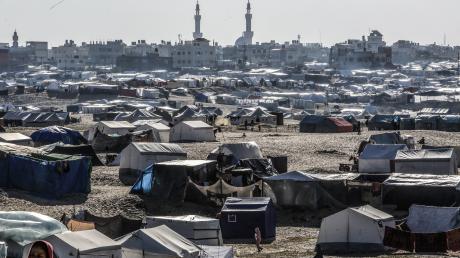Dicht an dicht stehen die Zelte, in denen palästinensische Flüchtlinge an der Grenze zu Ägypten unter äußerst prekären Bedingungen im Gazastreifen leben.