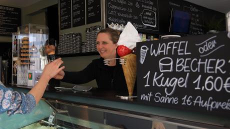 Der Preis für die Kugel Eis bleibt in Günzburg vorerst stabil bei 1,60 Euro. Silke Micello, Chefin des Numero Uno, blickt positiv in die Zukunft, trotz gestiegener Kosten in allen Bereichen.