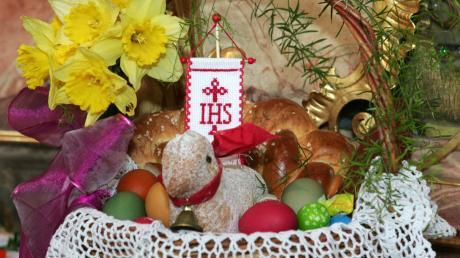 Die Segnung von Speisen (unter anderem gefärbte Eier und ein gebackenes Osterlamm) ist eine katholische Tradition an Ostern.