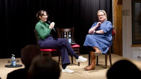 Martina Bachmann (links) und Andrea Kümpfbeck sprachen mit rund 50 Gästen in der Alten Schranne in Nördlingen über die Rolle der Medien in Deutschland.