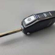 Ein Autobesitzer in Uttenhofen hat einen entscheidenden Fehler mit seinem Autoschlüssel gemacht.