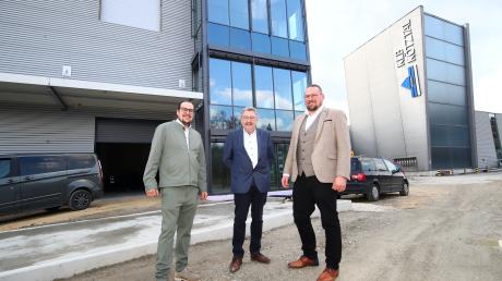 Geschäftsführer und Seniorchef Artur Kehrle und seine beiden Söhne, Patrick (links) und Julian Kehrle (rechts), stehen vor dem 13 Millionen Euro schweren Bauprojekt der Firma KLB Kötztal.