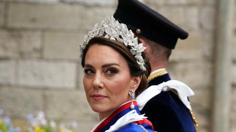 König Charles hat Prinzessin Kate für deren Mut nach ihrer Krebsdiagnose gelobt. 