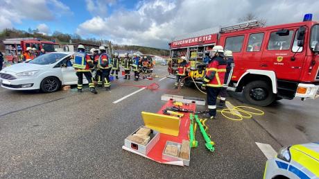 Ein großes Aufgebot an Rettungskräften war nach dem Unfall auf der B25 bei Ebermergen vor Ort.