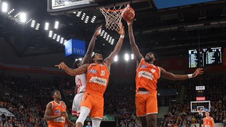 Mit vereinten Kräften holten sich die Ulmer Basketballer den nächsten Heimsieg gegen die Würzburg Baskets.