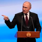 Wladimir Putin (hier vor wenigen Tagen bei einer Rede nach den Präsidentschaftswahlen) will der Ukraine die Schuld für den Anschlag am Freitag nahe Moskau geben.